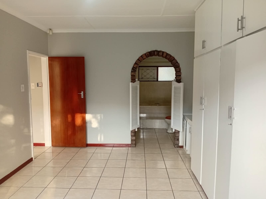 To Let 4 Bedroom Property for Rent in Bonza Bay Eastern Cape